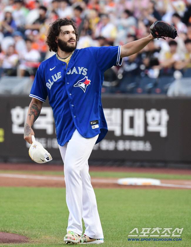 작년 프로야구 올스타전에서 류현진의 팬을 자처하며 류현진의 토론토 시절 유니폼을 입고 나선 폰세. 스포츠조선DB