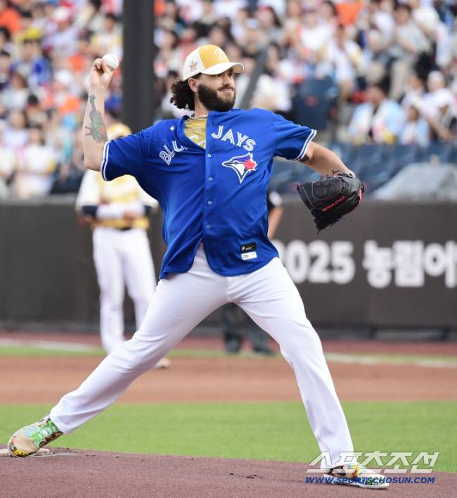 작년 프로야구 올스타전에서 류현진의 팬을 자처하며 류현진의 토론토 시절 유니폼을 입고 나선 폰세. 공교롭게도 폰세의 새 소속팀도 토론토다. 스포츠조선DB