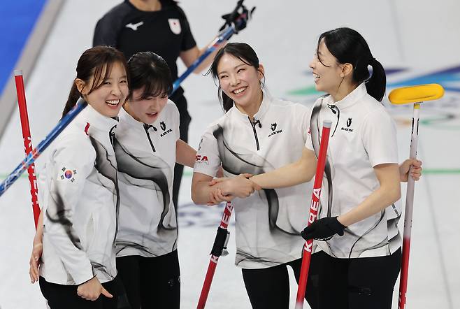 15일(현지시간) 2026 밀라노ㆍ코르티나 동계올림픽 컬링 여자 라운드로빈 한국과 일본의 경기에서 한국 대표팀이 이긴 뒤 기뻐하고 있다. /연합뉴스