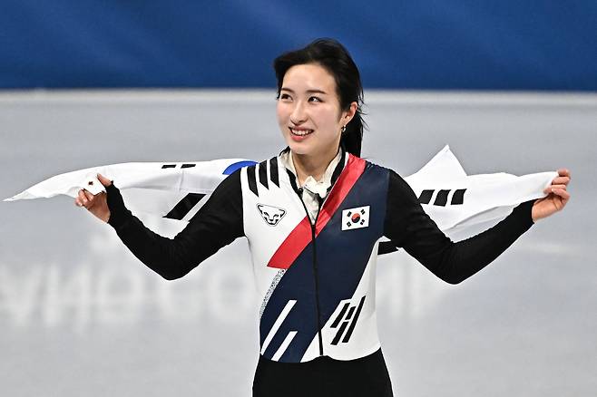 16일 이탈리아 밀라노 스피드스케이팅 아레나에서 열린 밀라노 동계올림픽 쇼트트랙 여자 1000m 결승에서 동메달 차지한 김길리가 경기후 태극기를 들로 트랙을 돌고 있다./장련성 기자
