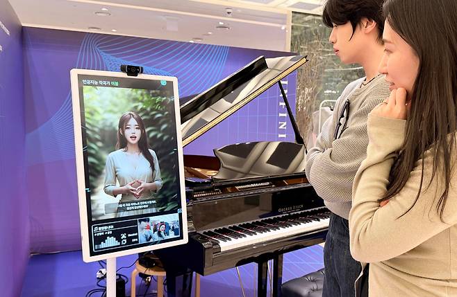 방문객이 현대백화점 판교점에서 오는 22일까지 진행되는 '2026 판교 테크쇼'를 관람하는 모습. /현대백화점 제공