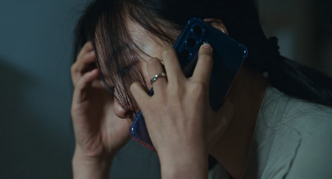 민영은 사라진 선생님 종성의 아내로, 짧게 등장하지만 매번 영화의 공기를 흔드는 인물이다. 윤지와 처음 대화를 나누는 장면에서 얼굴이 가려진 채로 드러나는 싸늘한 눈빛이 강한 인상을 남긴다. 개인적으로 가장 어려웠던 캐릭터라 이 복합적인 결을 풀어낼 수 있는 배우가 필요했고, 장선 배우라면 가능하다는 확신이 있었다.