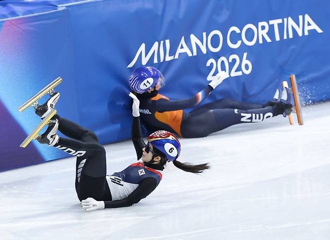 14일(현지시간) 이탈리아 밀라노 아이스스케이팅 아레나에서 열린 2026 밀라노-코르티나담페초 동계올림픽 쇼트트랙 여자 1000m 예선에 출전한 김길리가 준준결승에 진출한 뒤 네덜란드 선수와 충돌해 넘어지고 있다. 연합뉴스