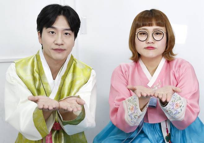 개그맨 신윤승과 조수연(오른쪽)이 서울 영등포구 KBS 신관에서 열린 인터뷰에 앞서 한복을 곱게 차려입고 설 인사를 전하고 있다. 두 사람은 적극적인 여자와 이성적인 남자의 소개팅 에피소드를 다룬 KBS 2TV '개그콘서트'의 '데프콘 어때요'의 코너에서 차진 케미를 선보이며 인기를 끌고 있다. 뉴스1화상