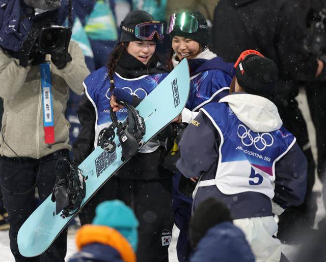 최가온(사진 왼쪽)이 12일(현지시간) 이탈리아 리비뇨 스노파크에서 열린 2026 밀라노·코르티나담페초 동계 올림픽 스키 스노보드 여자 하프파이프 결선에서 금메달을 확정한 뒤 클로이 김으로부터 축하를 받고 있다. 리비뇨=연합뉴스