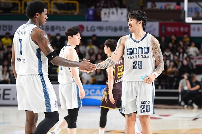 켐바오(오른쪽)과 나이트. 사진=KBL
