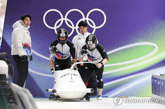 질주 준비하는 김진수-김형근_(코르티나담페초=연합뉴스) 서대연 기자 = 16일(현지시간) 이탈리아 코르티나담페초 슬라이딩센터에서 열린 2026 밀라노ㆍ코르티나담페초 동계올림픽 봅슬레이 남자 2인승 1차 시기에서 김진수와 김형근이 출발을 준비하고 있다. 2026.2.16 dwise@yna.co.kr