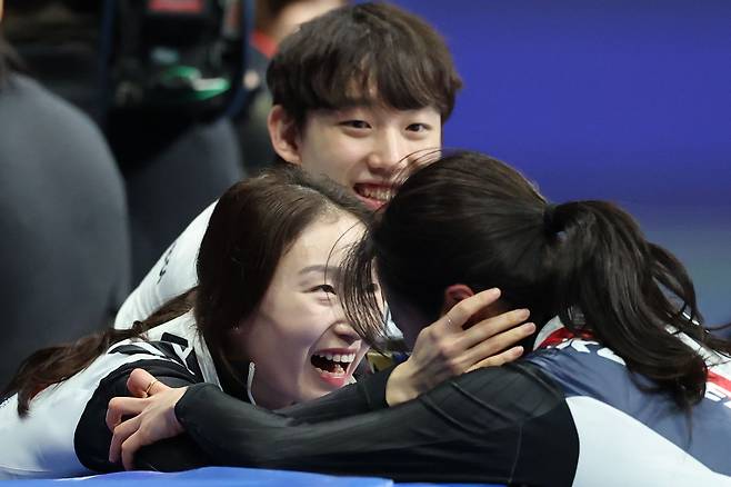 김길리가 16일(현지시간) 이탈리아 밀라노 아이스스케이팅 아레나에서 열린 2026 밀라노·코르티나담페초 동계올림픽 쇼트트랙 여자 1000m 결승에서 동메달을 확정 지은 뒤 최민정이 축하해주고 있다. 뉴스1