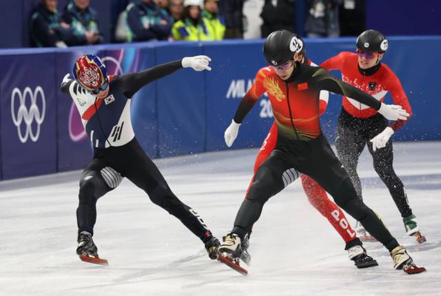▲ 16일(현지시간) 이탈리아 밀라노 아이스스케이팅 아레나에서 열린 2026 밀라노-코르티나담페초 동계올림픽 쇼트트랙 남자 500m 예선. 황대헌이 경기를 펼치고 있다. 연합뉴스