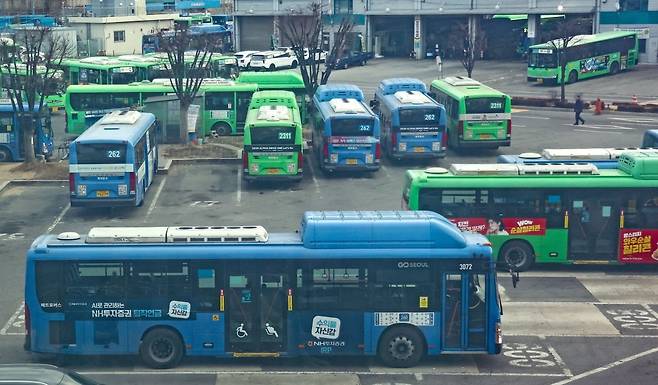 오는 13일로 예고된 서울시 시내버스 파업을 하루 앞둔 12일 서울의 한 버스공영차고지에 서울 시내 버스들이 주차되어 있다. 2026.1.12