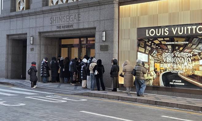 명품 매장 입장을 위해 이른 아침부터 백화점 오픈런에 나선 고객들.