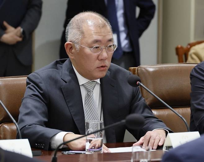 정의선 현대차그룹 회장이 2025년 11월 16일 용산 대통령실에서 열린 한미 관세 협상 후속 관련 민관 합동회의에서 발언하고 있다. 사진=김범준 한국경제신문 기자