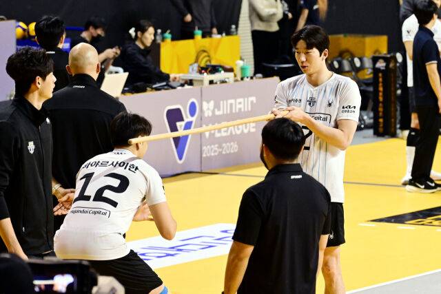 바야르사이한이 옆으로 이동하자 허수봉도 같이 이동하며 장난을 치고 있다. / 한국배구연맹(KOVO)