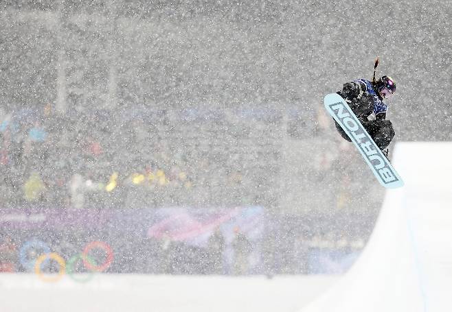 12일(현지 시간) 이탈리아 리비뇨 스노파크에서 열린 2026 밀라노-코르티나담페초 동계올림픽 스노보드 여자 하프파이프 결승에서 최가온이 3차 시기를 시도하고 있다. 연합뉴스