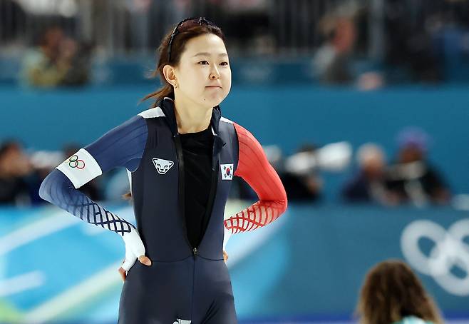 스피드스케이팅 김민선이 15일(현지시간) 이탈리아 밀라노 스피드스케이팅 스타디움 열린 2026 밀라노·코르티나담페초 동계올림픽 스피드스케이팅 여자 500m 경기를 마친 뒤 아쉬워하고 있다. 김민선은 38초01로 결승선을 통과하며 최종 14위로 경기를 마쳤다. 밀라노=뉴스1