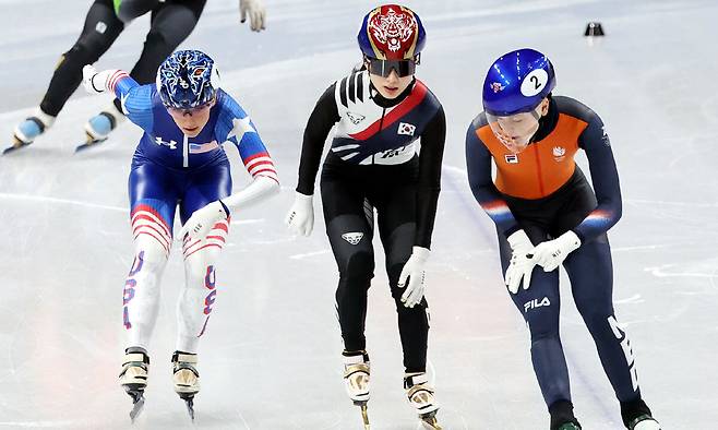 16일 (현지 시간) 이탈리아 밀라노 아이스 스케이팅 아레나 경기장에서 열린 2026 밀라노·코르티나담페초 동계올림픽 쇼트트랙 여자 1000m 준준결승에서 김길리가 조2위로 준결승에 진출하고 있다. 뉴시스