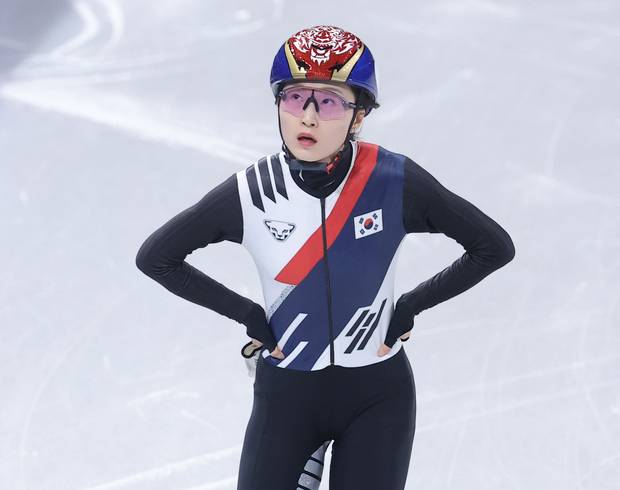 최민정이 16일(현지 시간) 이탈리아 밀라노 아이스스케이팅 아레나에서 열린 밀라노·코르티나담페초 동계올림픽 쇼트트랙 여자 1000m 준결선에서 4위에 그친 뒤 아쉬워하고 있다. 연합뉴스