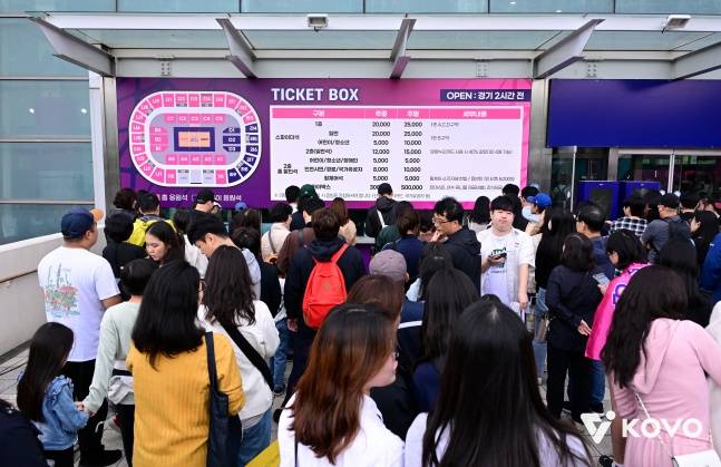 2025~2026시즌 흥국생명-정관장의 경기가 열린 인천 삼산체육관의 매표소. 젊은 여성 팬들이 많이 눈에 띈다. /사진=한국배구연맹 제공