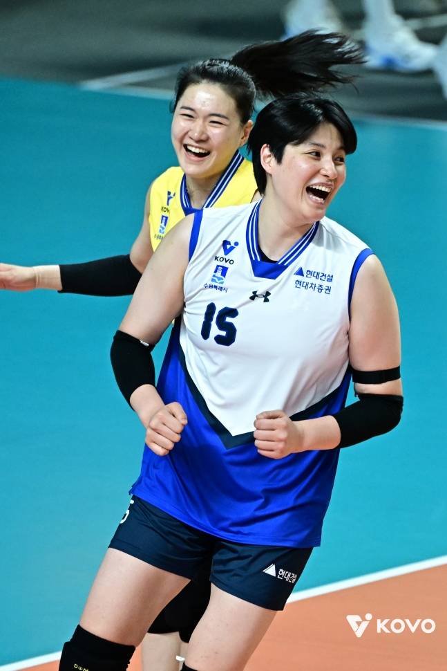 현대건설 김희진(오른쪽)이 16일 GS칼텍스전 득점 후 기뻐하고 있다. /사진=KOVO 제공