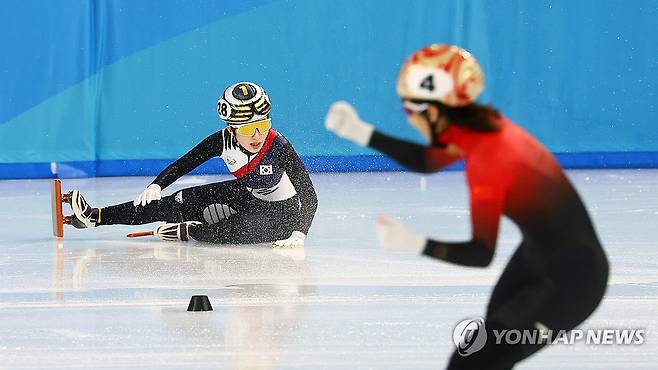 3000m 계주 결승에서 넘어지는 김길리 (하얼빈=연합뉴스) 서대연 기자 = 9일 중국 하얼빈 헤이룽장 빙상훈련센터 다목적홀에서 열린 하얼빈 동계아시안게임 쇼트트랙 여자 3000m 계주 결승에서 김길리가 넘어지고 있다. 2025.2.9 dwise@yna.co.kr
