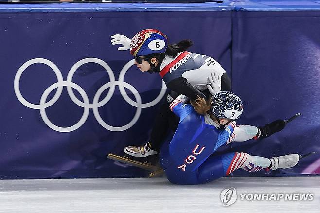 미국 커린 스토더드와 충돌하는 김길리 (밀라노=연합뉴스) 서대연 기자 = 10일(현지시간) 이탈리아 밀라노 아이스스케이팅 아레나에서 열린 2026 밀라노ㆍ코르티나담페초 동계올림픽 쇼트트랙 혼성계주 준결승에서 김길리가 넘어진 커린 스토더드와 충돌하고 있다. 2026.2.10 dwise@yna.co.kr