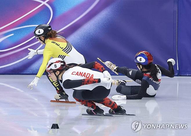 김길리, 반칙 당해 결승 진출 (밀라노=연합뉴스) 류영석 기자 = 16일(현지시간) 이탈리아 밀라노 아이스스케이팅 아레나에서 열린 2026 밀라노-코르티나담페초 동계올림픽 쇼트트랙 여자 1000m 준결승에서 김길리가 벨기에 선수 반칙으로 넘어지고 있다. 2026.2.16 ondol@yna.co.kr