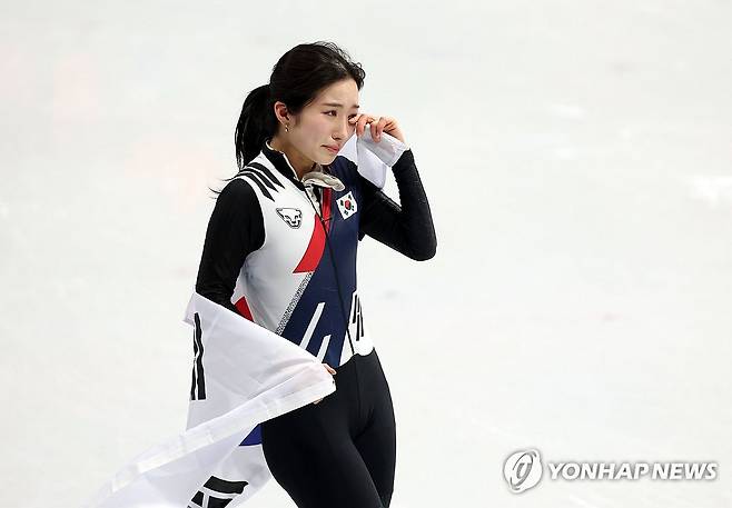 눈물 닦는 김길리 (밀라노=연합뉴스) 이지은 기자 = 16일(현지시간) 이탈리아 밀라노 아이스스케이팅 아레나에서 열린 2026 밀라노-코르티나담페초 동계올림픽 쇼트트랙 여자 1000m 결승에서 동메달을 차지한 김길리가 눈물을 닦고 있다. 2026.2.16 jieunlee@yna.co.kr