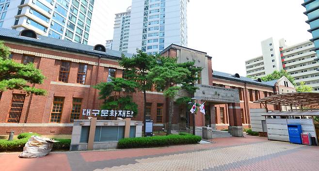 대구 중구에 있는 옛 대구상업학교 본관. 2022년까지 대구문화재단 건물로 사용됐다. 중관과 강당은 2000년대 중반 철거되고 지금은 붉은 벽돌의 2층짜리 건물인 옛 본관만 남아있다. <영남일보 DB>