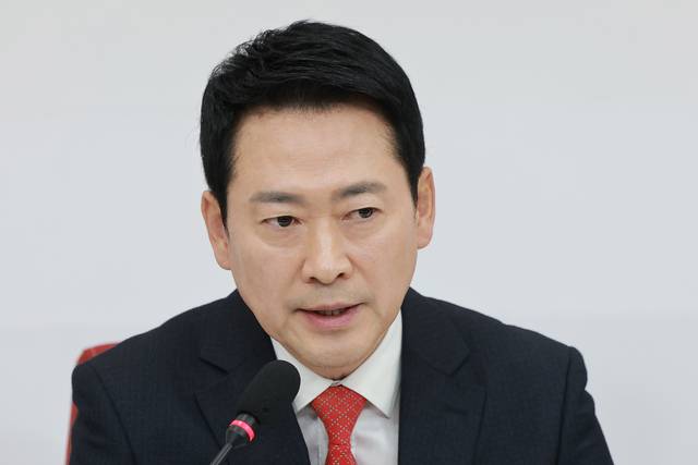 국민의힘 장동혁 대표가 지난 12일 국회에서 이재명 대통령과의 오찬에 불참하는 것과 관련해 입장을 밝히고 있다. 연합뉴스