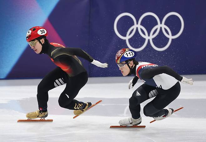 질주하는 임종언(오른쪽)과 린샤오쥔. 사진 | 밀라노=연합뉴스