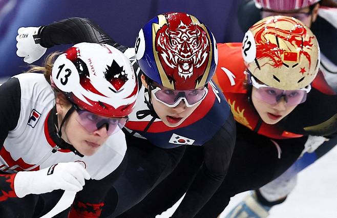 지난 14일 밀라노 코르티나 올림픽 여자 3000m 계주 준결승에선 캐나다 킴부탱(왼쪽)이 한국의 이소연, 중국양징루와 함께 레이스하고 있는 모습. /로이터 연합뉴스