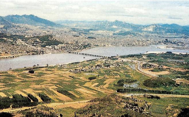 1950년대 압구정동 일대. 강북에만 건물이 빽빽히 들어서 있다. /서울역사아카이브