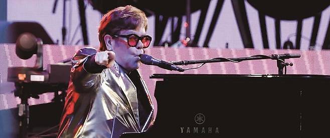 엘튼 존은 큰 매출에도큰 소비벽 때문에 억만장자반열에 이름을 올리지 못하고있다. /사진 로이터뉴스1