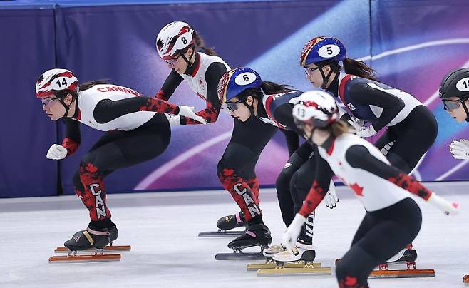 쇼트트랙 최민정이 14일(현지시간) 이탈리아 밀라노 아이스스케이팅 아레나에서 열린 2026 밀라노·코르티나담페초 동계올림픽 쇼트트랙 여자 3000m 계주 준결승에서 김길리와 교대하고 있다.뉴스1