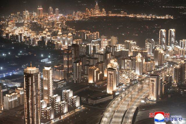 김정은 조선노동당 총비서 겸 국무위원장이 16일 평양 “화성지구 4단계 1만 세대 살림집 준공식”에 참석해 “새 살림집을 배정받은 근로자들”을 만나 “앞으로 훌륭한 집에서 복락을 누리기를 바란다”고 말했다고 노동신문이 17일 1∼4면에 펄쳐 보도했다. 준공식엔 김정은 총비서의 딸인 김주애양도 동행했다. 조선중앙통신 연합뉴스