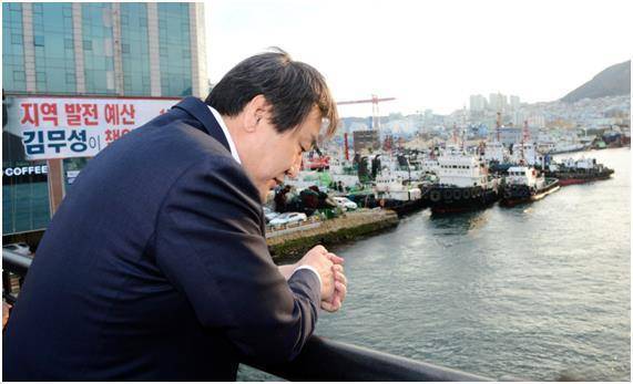 20대 총선 직전인 2016년 3월 24일 5개 지역구 후보자에 대한 공천장에 도장을 찍지 않겠다고 선언한 김무성 당시 새누리당 대표가 부산 영도구 자신의 선거사무실 앞 영도대교에서 생각에 잠겨 있다. 이 사건은 '옥새 파동'으로도 불린다. 뉴시스