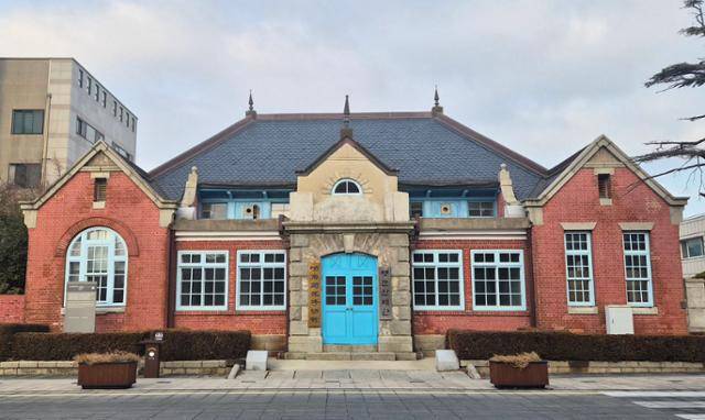 전북 군산시 장미동에 있는 옛 군산세관은 여러 서양식 건축 기법으로 1908년에 지어졌다. 관세청 제공