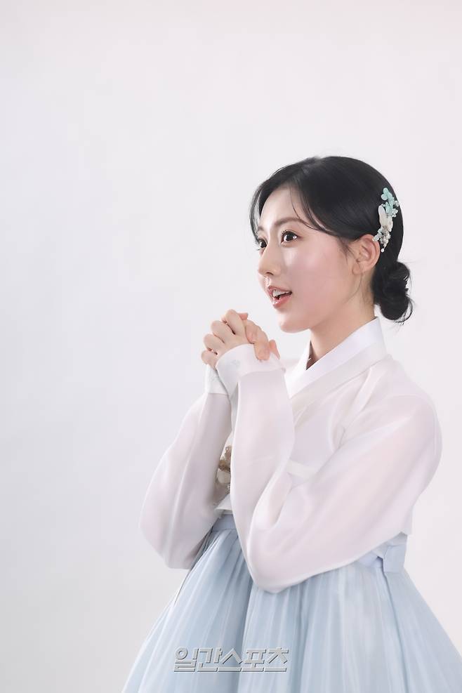배우 정다빈이 10일 오후 서울 순화동 KG타워에서 진행된 일간스포츠 설맞이 인터뷰에 앞서 곱게 차려 입은 한복 차림으로 포즈를 취하고 있다. 서병수 기자 qudtn@edaily.co.kr /2026.02.10/