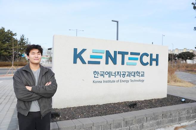 전남 나주 한국에너지공대 정문에서 포즈를 취한 김수홍씨. 오는 27일 켄텍의 첫 졸업식에서 최우수 졸업상을 받을 예정이다. 사진 한국에너지공대