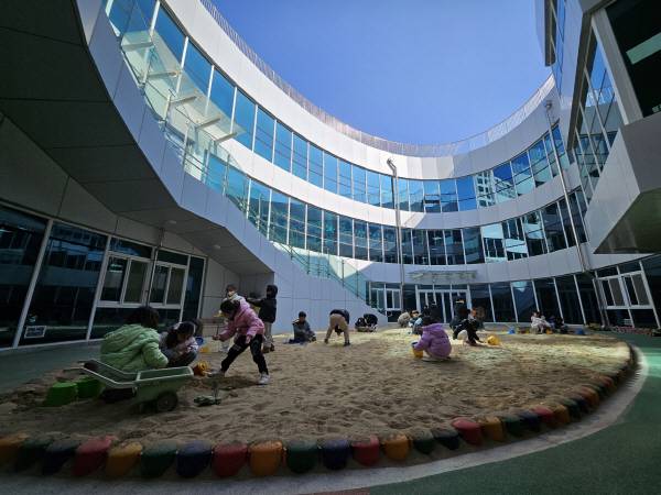 여울유치원 중정의 모습. 김진룡 기자