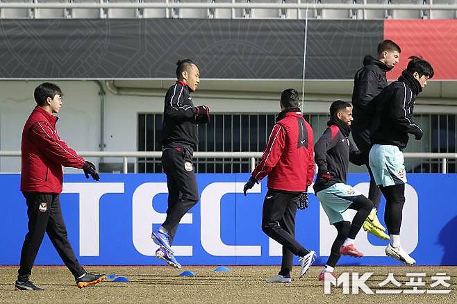 문선민(사진 맨 왼쪽에서 두 번째)이 몸을 풀고 있다. 사진=이근승 기자