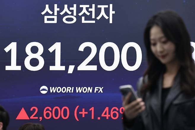 13일 오후 서울 중구 우리은행 본점 딜링룸 전광판에 삼성전자 종가가 표시되고 있다./사진=뉴스1