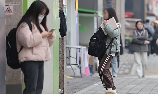 서울 동작구 노량진 학원가에 청년들이 걸어 다니고 있다. 연합뉴스