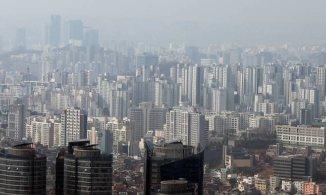 '다주택자 양도소득세 중과' 조치가 오는 5월 9일부터 재시행된다. 다주택자가 보유한 조정대상지역 주택 양도차익에는 최고 75%(지방세 포함 82.5%)의 세율이 적용된다. 사진은 지난 12일 서울 남산에서 바라본 아파트 단지 일대. 연합뉴스