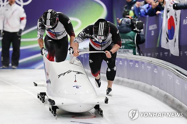 힘차게 레이스 시작하는 김진수-김형근 (코르티나담페초=연합뉴스) 서대연 기자 = 16일(현지시간) 이탈리아 코르티나담페초 슬라이딩센터에서 열린 2026 밀라노ㆍ코르티나담페초 동계올림픽 봅슬레이 남자 2인승 1차 시기에서 김진수와 김형근이 힘차게 출발하고 있다. 2026.2.16 dwise@yna.co.kr