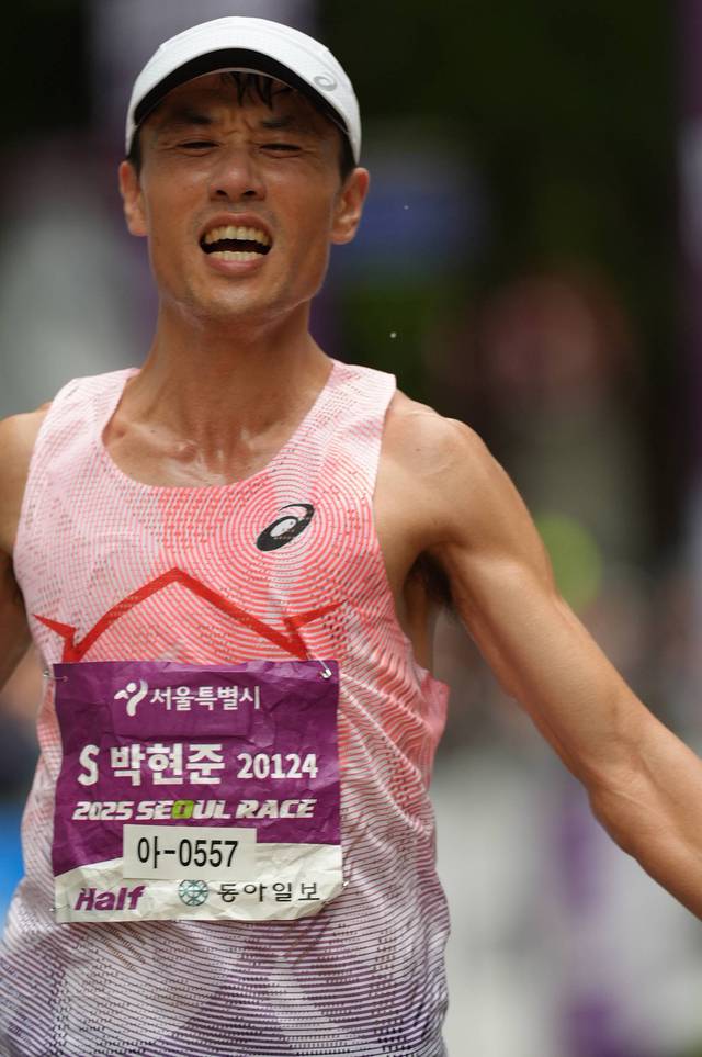 대장암을 극복하고 마스터즈(일반부) 마라톤 최강자로 우뚝 선 박현준씨가 2025년 열린 수도권의 한 마라톤대회 하프 코스에서 결승선을 통과하며 환호하고 있다. 본인 제공