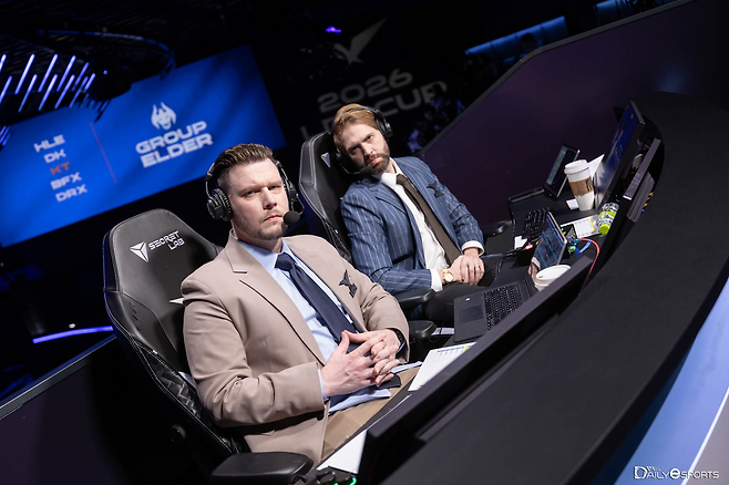 '애틀러스' 맥스 앤더슨(왼쪽)과 중계를 앞둔 울프.