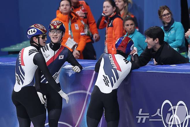 쇼트트랙 임종언(113), 이준서(112), 신동민(114), 이정민(111)이 16일(현지시간) 이탈리아 밀라노 아이스스케이팅 아레나에서 열린 2026 밀라노·코르티나담페초 동계올림픽 쇼트트랙 남자 5000m 계주 준결승에서 결승행을 확정 지은 후 황대헌과 기뻐하고 있다. 2026.2.16 ⓒ 뉴스1 김성진 기자