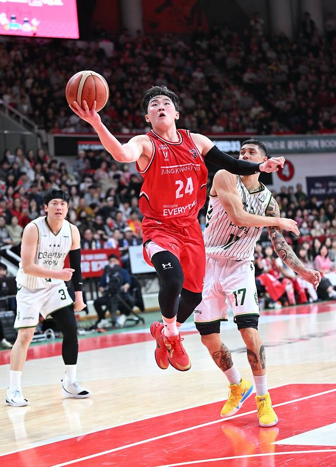 안양 정관장 '루키' 문유현이 18일 열린 원주 DB와 2025-26 프로농구 경기에서 20점을 넣어 팀의 89-59 대승을 이끌었다. (KBL 제공)