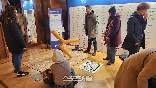 2026 밀라노·코르티나 동계올림픽 기간 동안 빌라 네키 캄필리오에 마련된 ‘코리아 하우스’를 찾은 관람객들이 윷놀이를 즐기고 있다. 밀라노 | 김민규 기자 kmg@sportsseoul.com